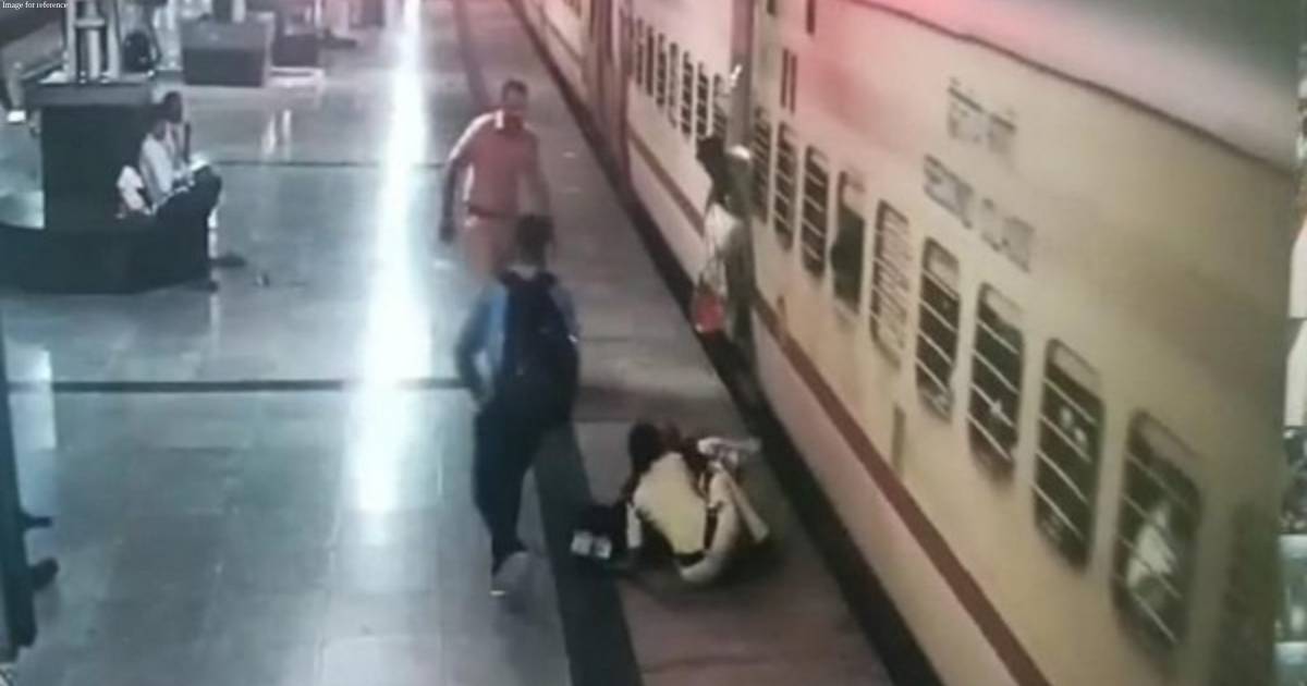RPF's woman constable saves female passenger from falling under moving train at Warangal Railway Station